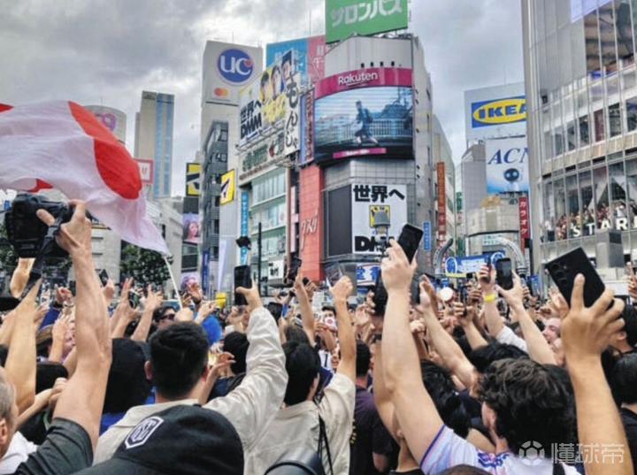 日本队大胜突尼斯，东京涩谷十字路口欢庆如潮