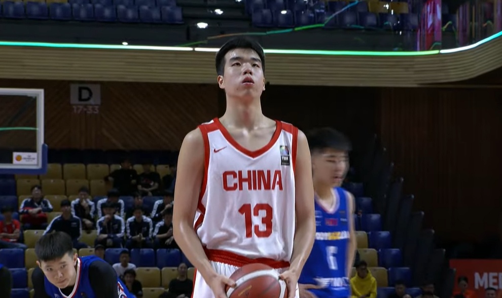 中国U17男篮热身赛逆袭，末节逆转塞尔维亚夺冠热门