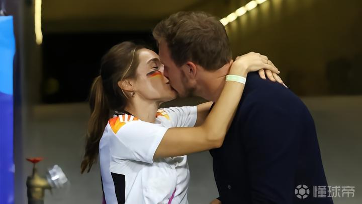 德国队主帅女友频繁光临营地引发热议，昔日“球星太太团”争议重提
