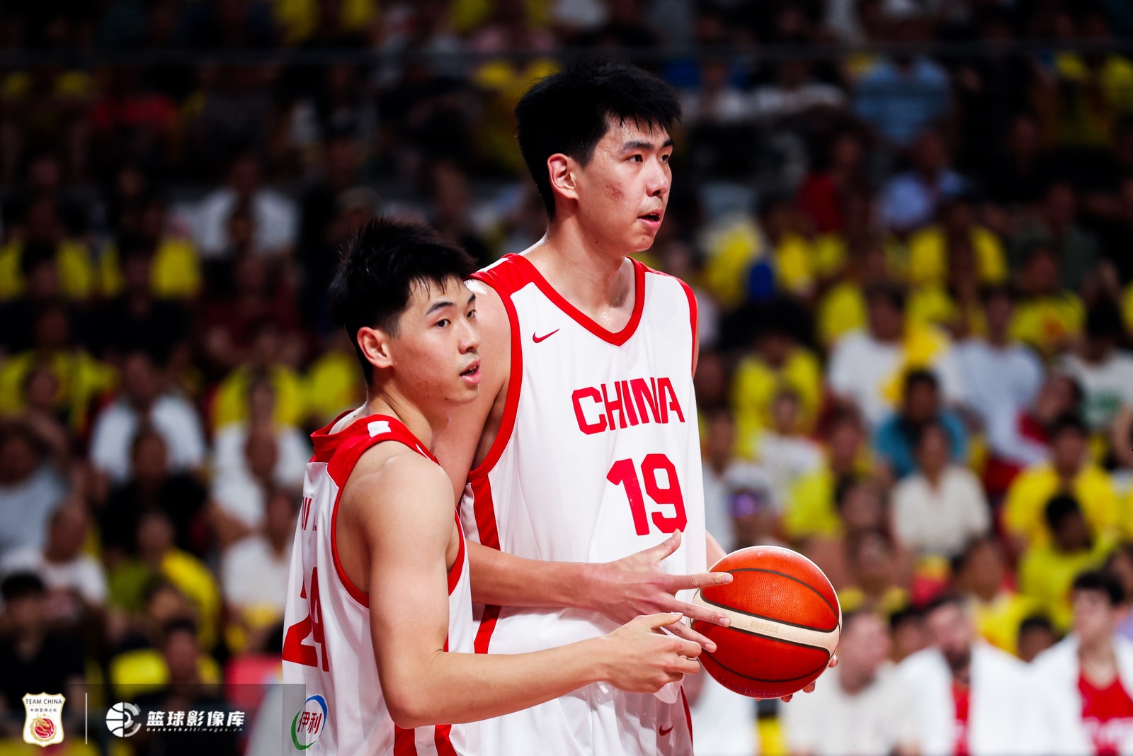 杭州热身赛半场战报：中国男篮领先，崔永熙表现抢眼，庞峥麟勇敢作战