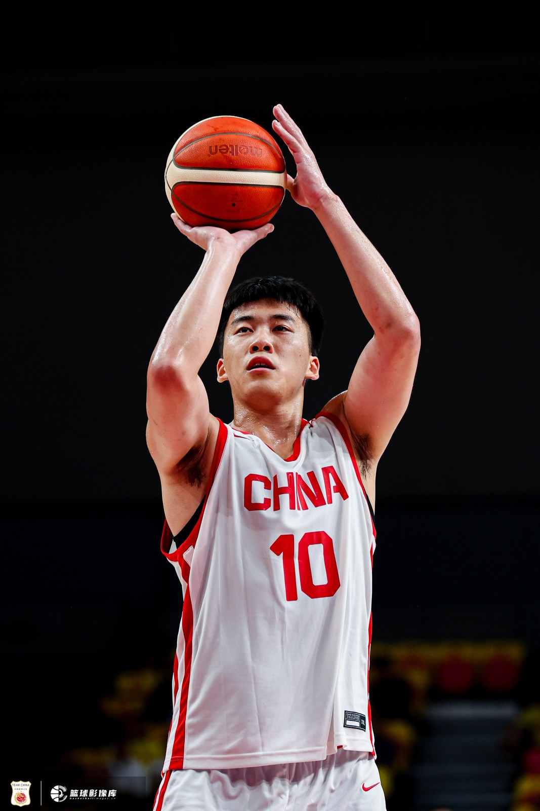 王俊杰回归，中国男篮在热身赛中取得胜利，展现非凡实力