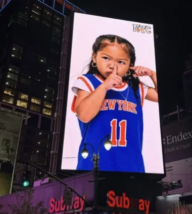 美媒：可爱！布伦森小球迷Rya被耐克投放至MSG外广告牌