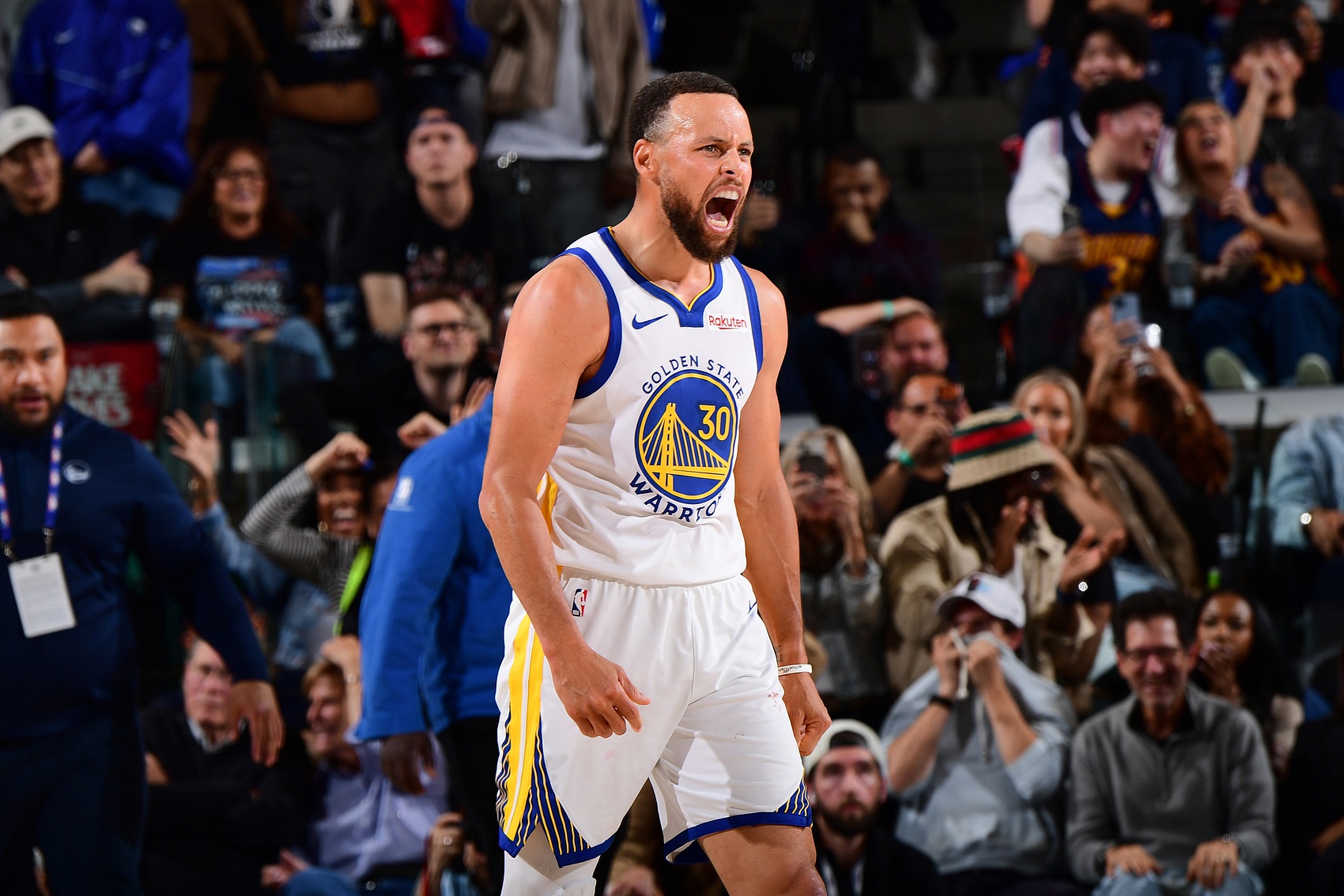 詹姆斯赞扬库里：NBA独一档的无球游离技巧，让防守者措手不及