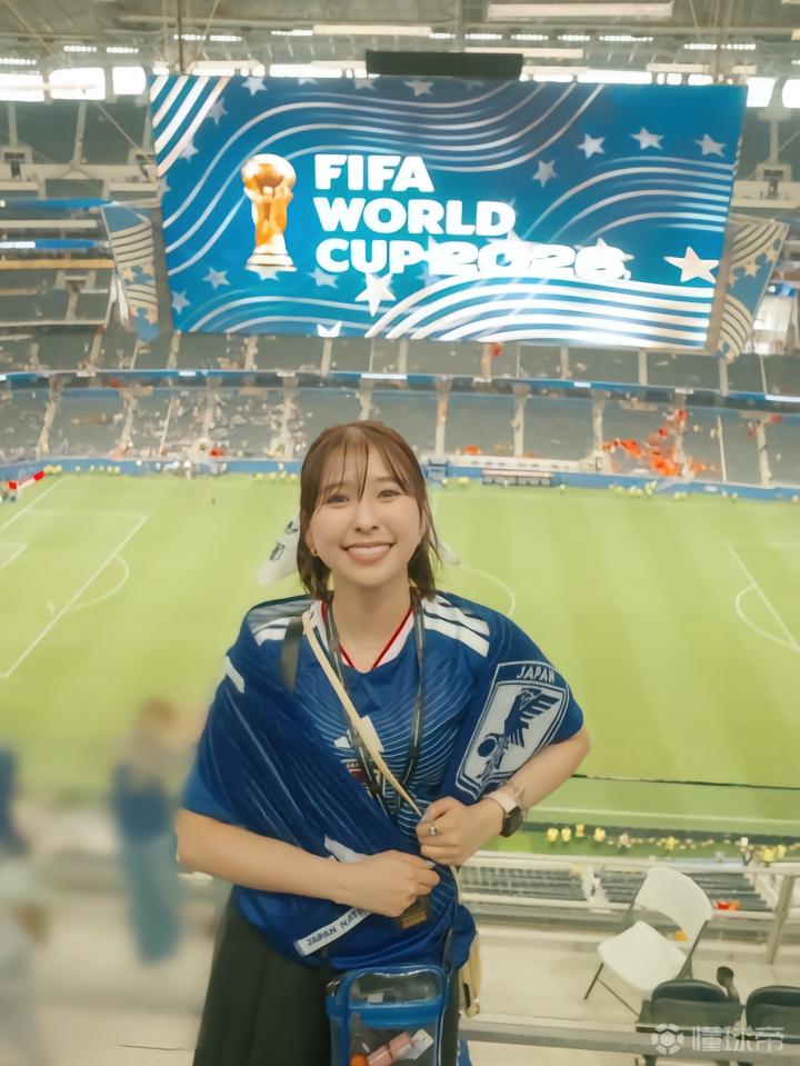 玉井诗织现身日本国家队世界杯赛事，激情为球队加油