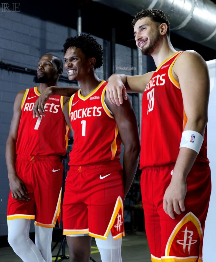 新球衣新气象！杜兰特&汤普森&申京穿火箭新款战袍合照
