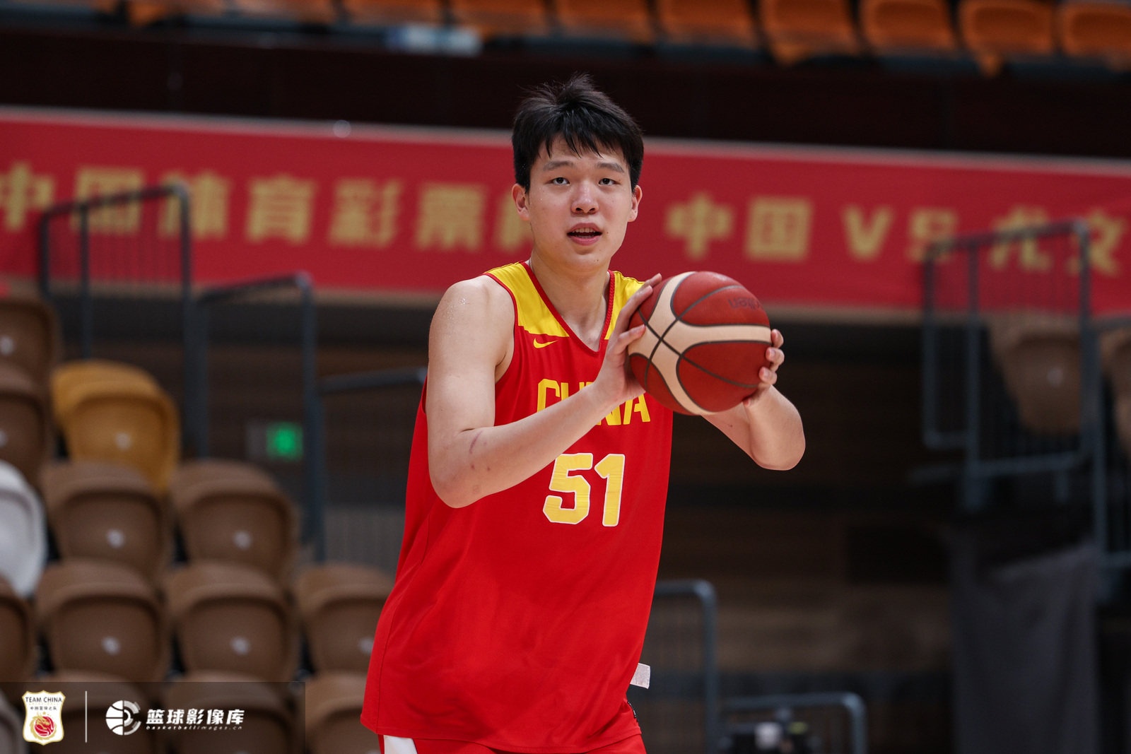 杨瀚森坚定回国参赛决心，媒体人点赞其拳拳报国之心