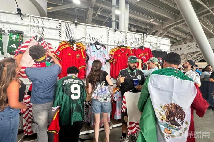 洛杉矶街头现盗版球衣热销，比利时对伊朗比赛期间售价40美元