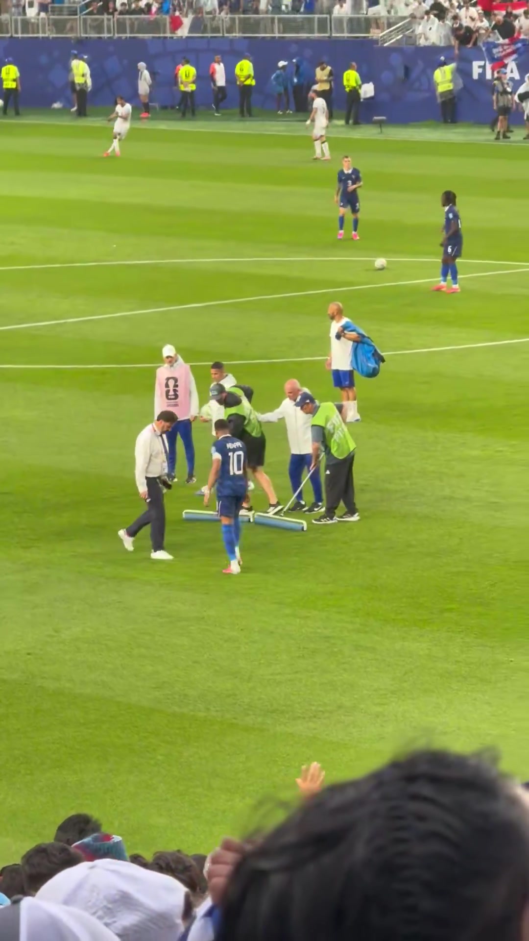 姆巴佩亲临现场指导，确保比赛场地无积水