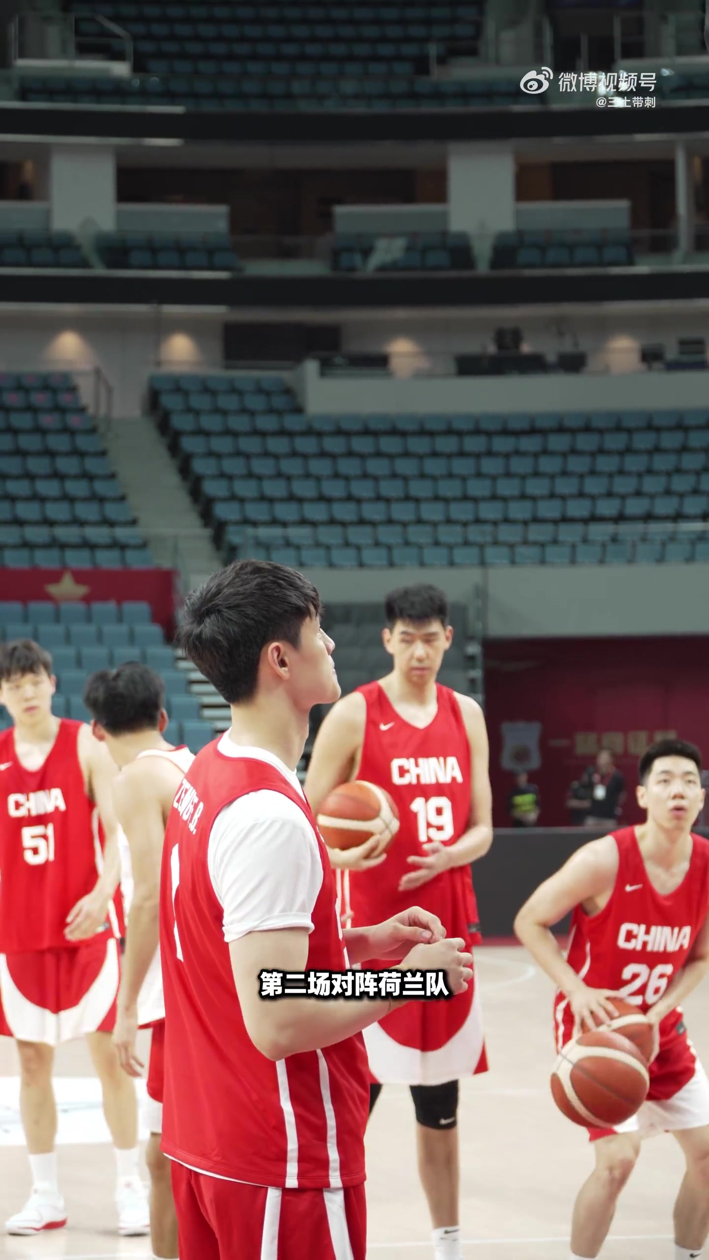 中国男篮备战杭州热身赛，曾凡博助力队友热身