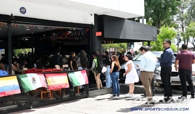 韩国球星孙兴慜墨西哥卷饼店就餐，粉丝热情追捧