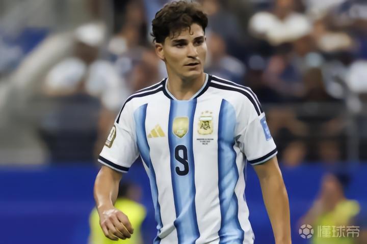 马竞考虑就巴萨追求胡利安-阿尔瓦雷斯向FIFA投诉，FIFA规则可禁注册2窗