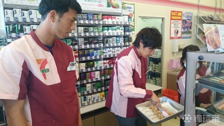 伊东纯也世界杯进球后，11年前7-11实习照引发热议