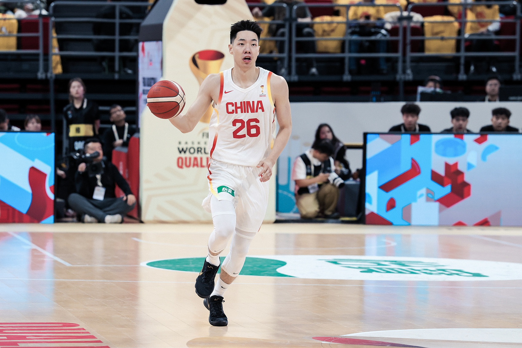朱俊龙首节发挥神勇，中国男篮外线三分两投两中，反超荷兰男篮
