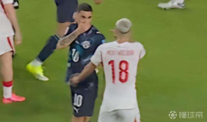 因直播中怒喷FIFA的捂嘴红牌政策，巴拉圭解说被吊销了媒体证
