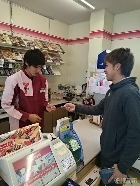国脚伊东纯也透露曾短暂担任7-11收银员经历