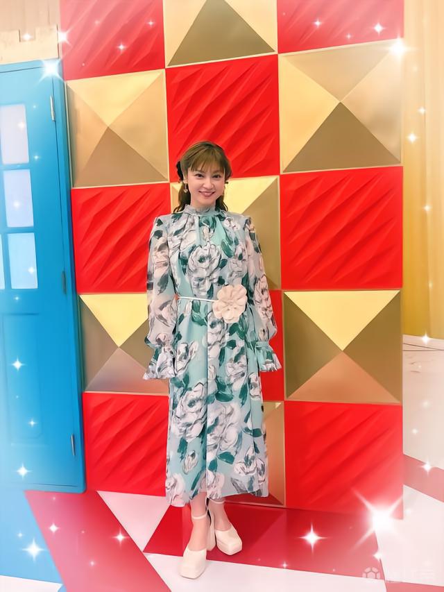 平爱梨晒日本队球衣照，为老公长友佑都加油助威
