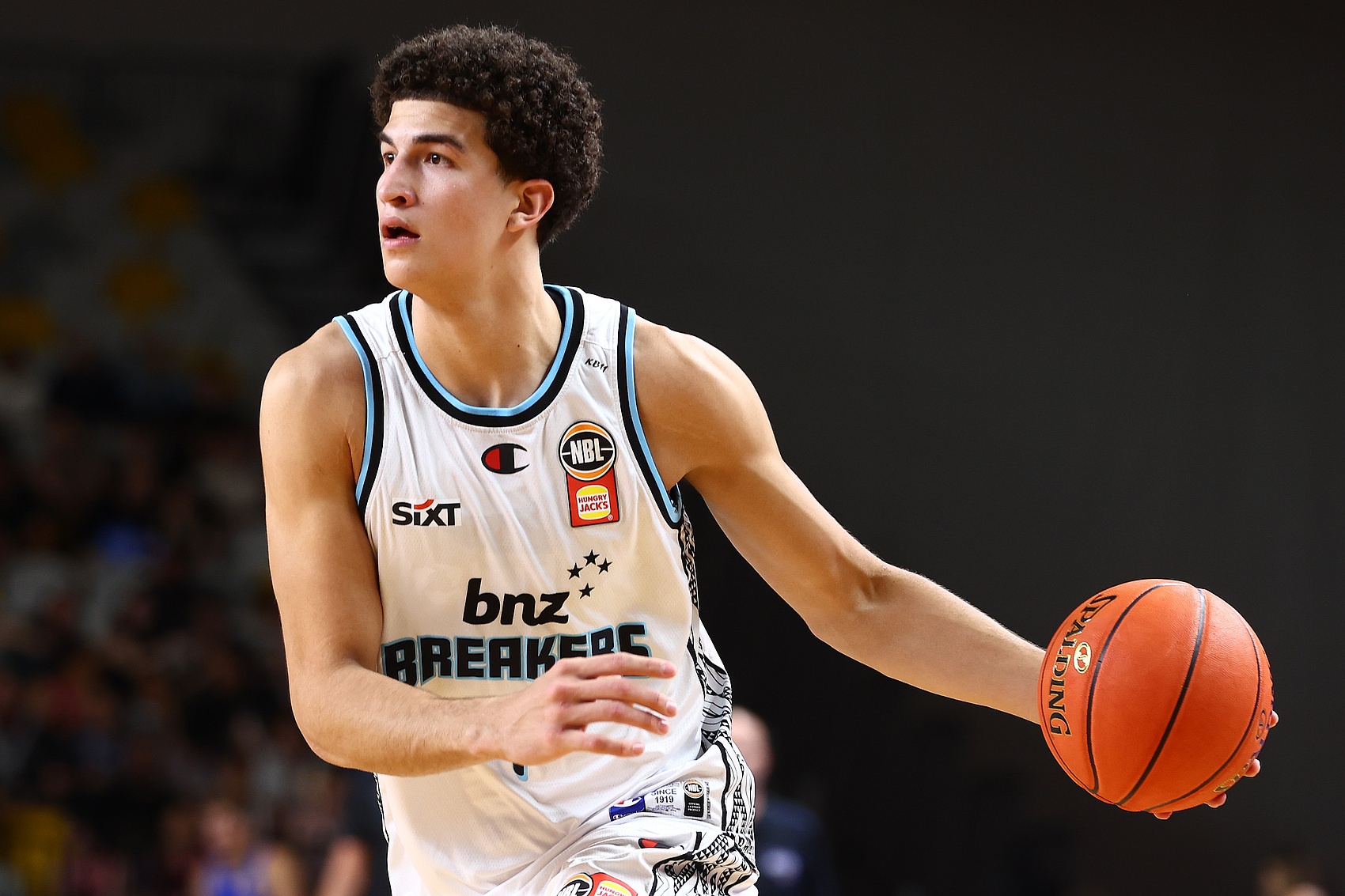 卡里姆·洛佩斯成为墨西哥首位NBA首轮秀，活塞将其交易至灰熊