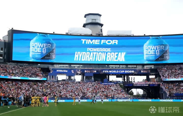 贝克汉姆亲临英格兰对阵加纳之战，观众掌声如雷，他却感受压力