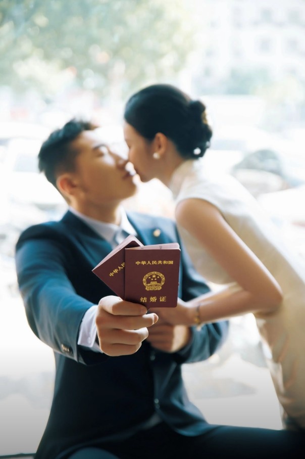 球员李炎哲分享甜蜜时刻：携手爱人喜领红本本，晒幸福瞬间💑🎉