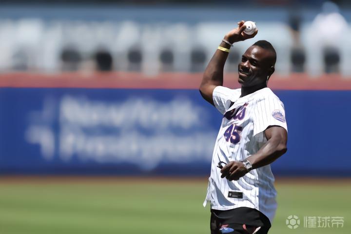 巴洛特利亮相纽约，为MLB纽约大都会棒球赛开球