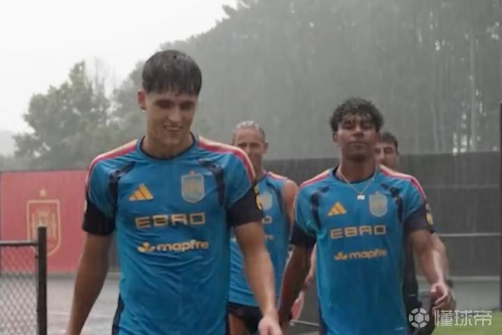 西班牙队美国训练遇暴雨，紧急转移至室内继续