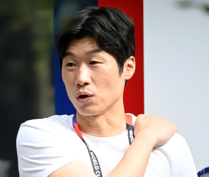 韩国足球传奇朴智星对球队表现提出质疑：球队缺乏进攻配合和明确风格