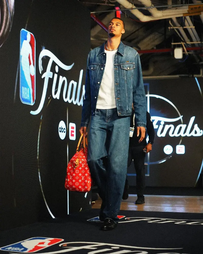 一触即发！NBA官方晒文班和布伦森的入场穿搭照为比赛预热