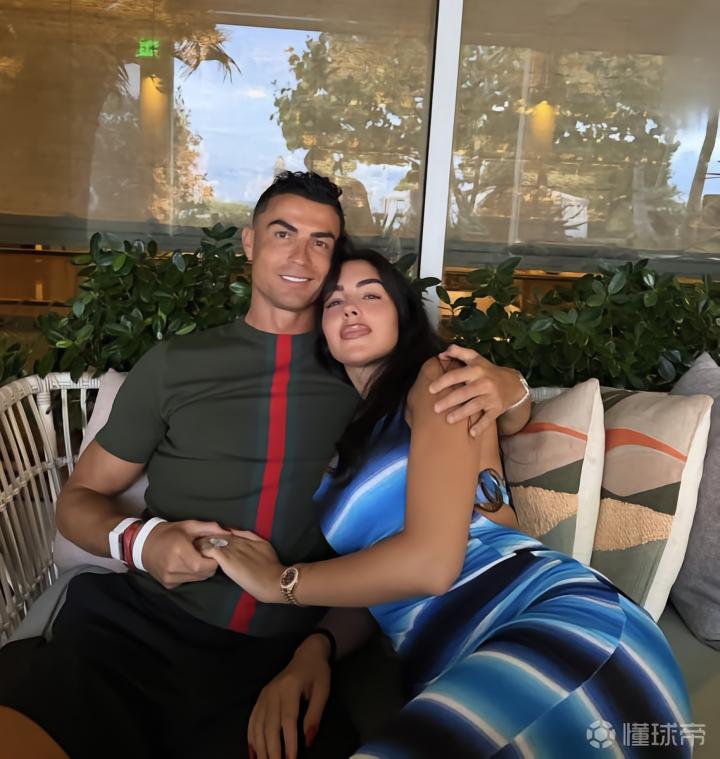 C罗与未婚妻乔治娜甜蜜亮相，分享温馨合照