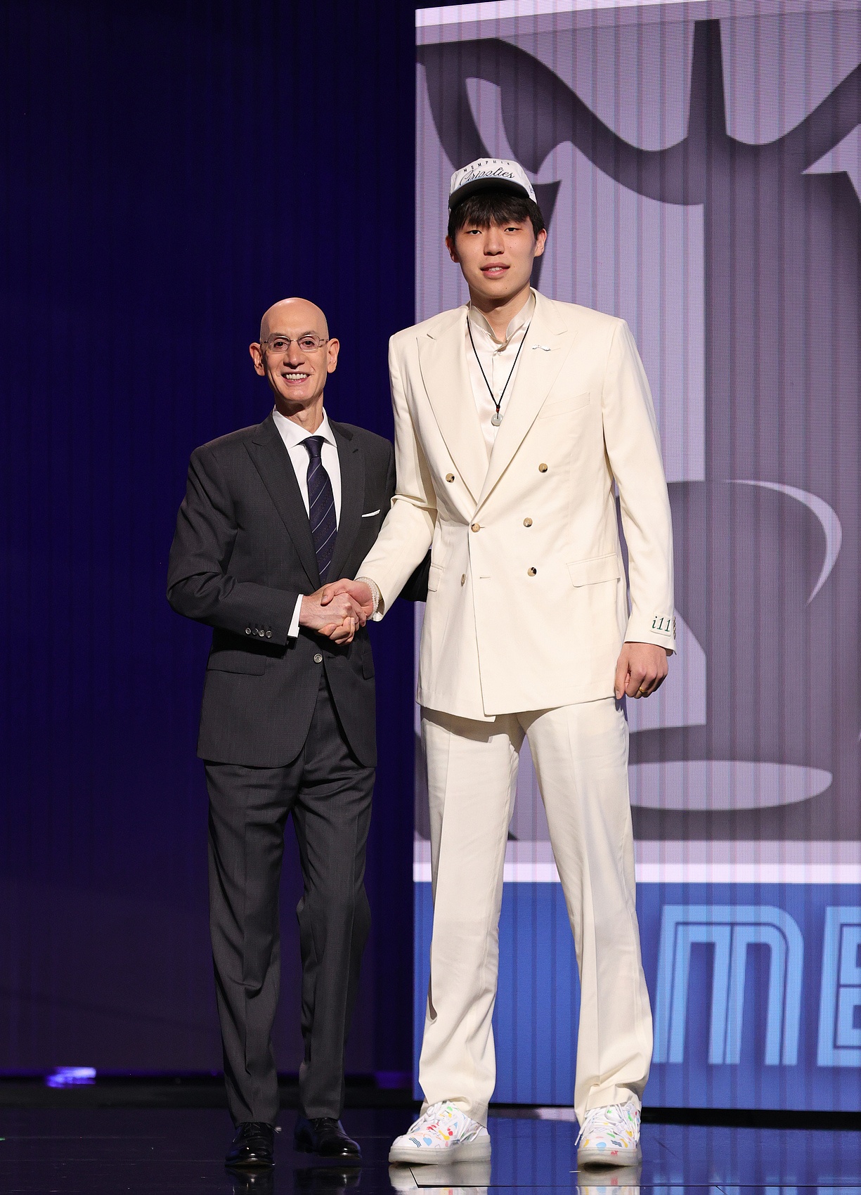 回顾一年前：杨瀚森首轮第16顺位加盟开拓者