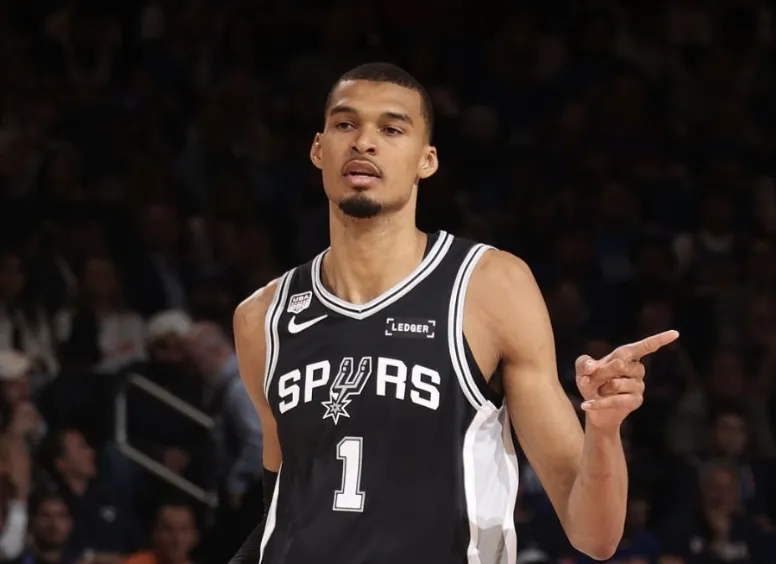 还远没有结束！文班哨响后对队友说道：再来一次
