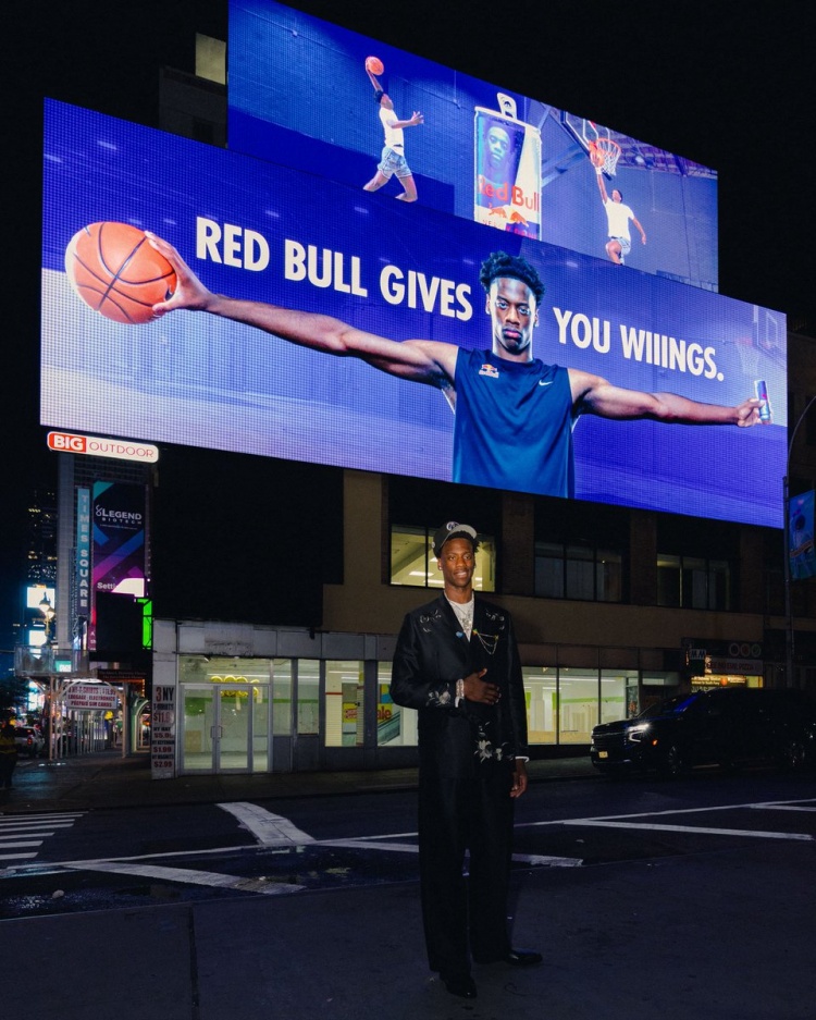 红牛助力NBA状元迪班萨，时代广场巨幅广告引关注