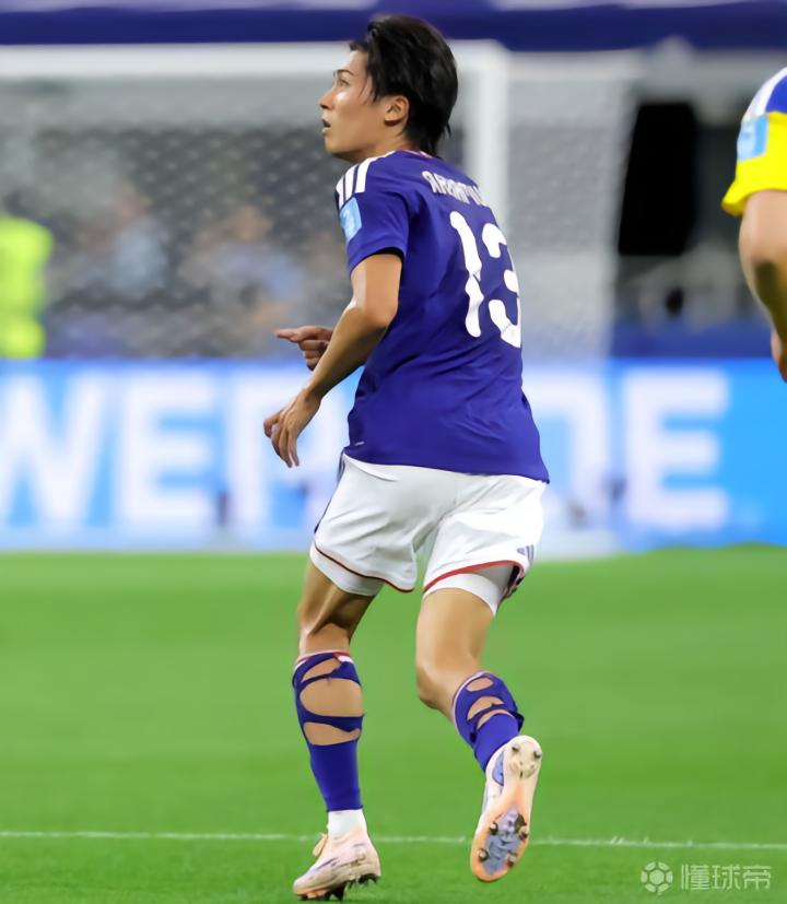 中村敬斗在世界杯比赛中被要求更换球袜，表达无奈与不便