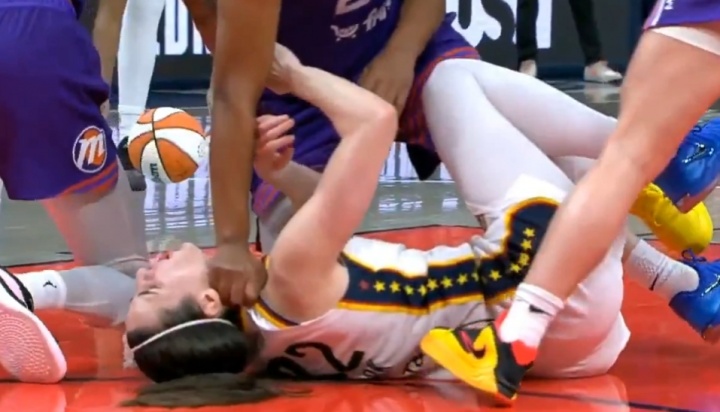 WNBA赛事争议：托马斯锁喉克拉克未判犯规，联盟追加恶犯及禁赛