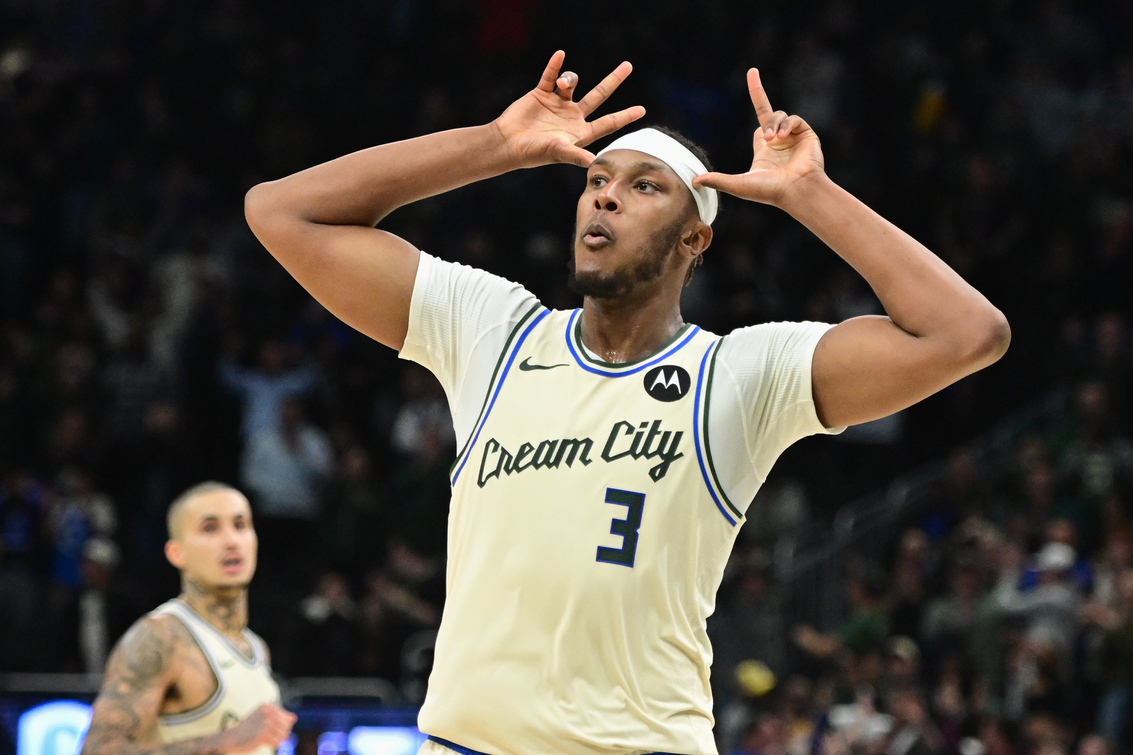 NBA快讯：雄鹿队考虑库兹马与特纳的交易可能性
