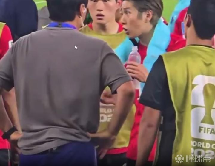 南非力克韩国，下半场韩国球员紧急呼吁换人