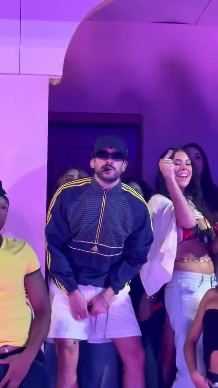 休闲时光！莱万、费兰·托雷斯、巴尔德一起看Bad Bunny演唱会