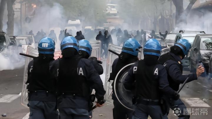 意媒：维罗纳球迷暴力案17人被禁赛，相关调查仍在继续