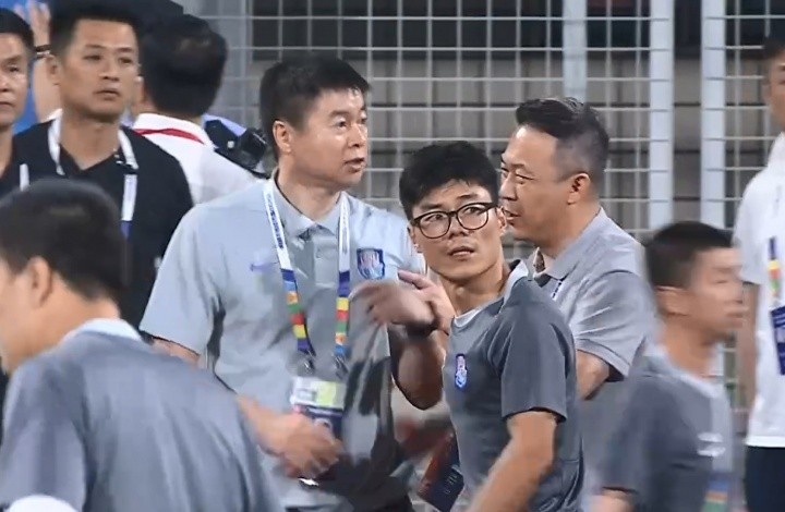 天津津门虎主帅于根伟因争议判罚被红牌罚下，球队集体抗议