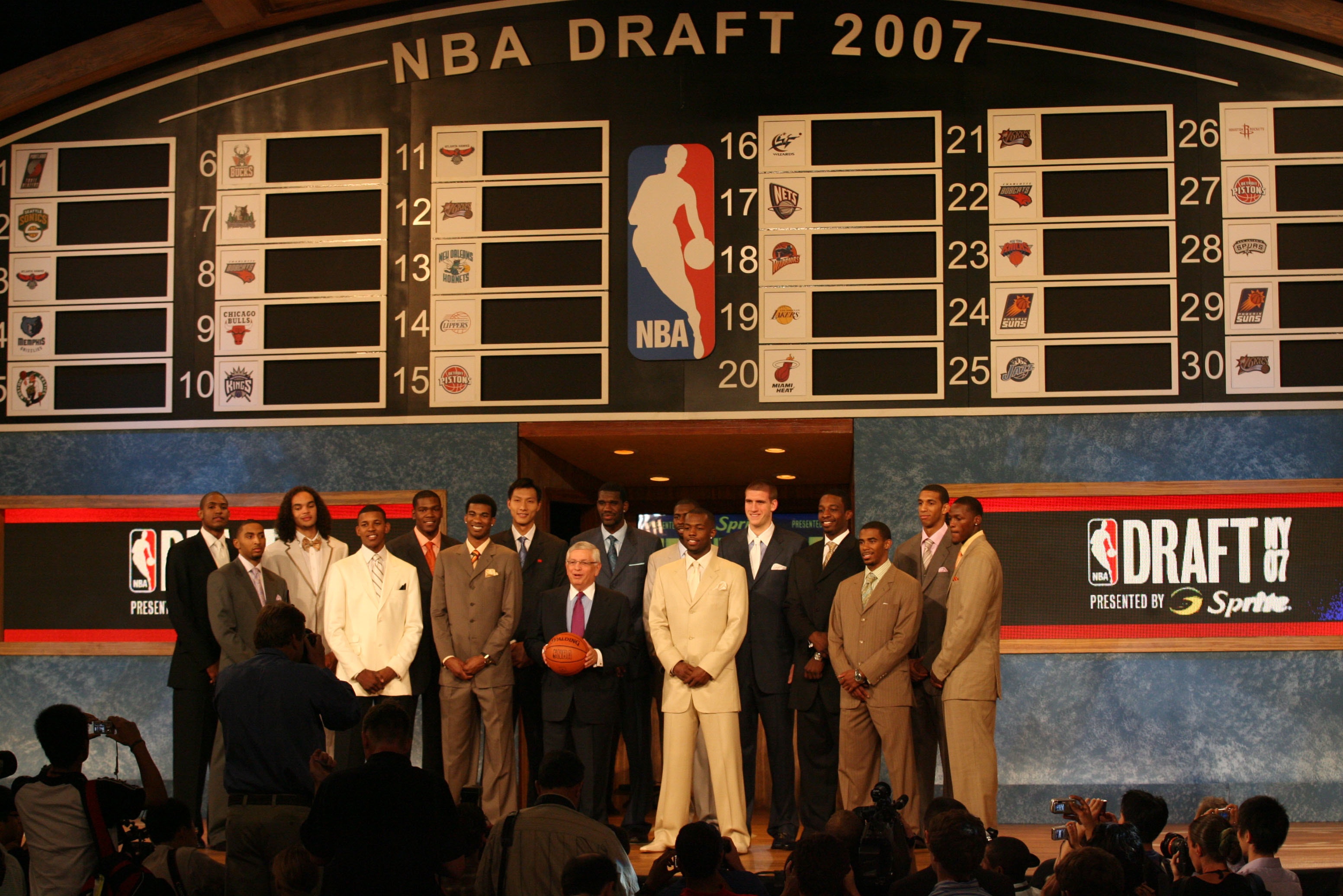 19年前NBA选秀：奥登夺冠状元，易建联第六，孙悦四十顺位