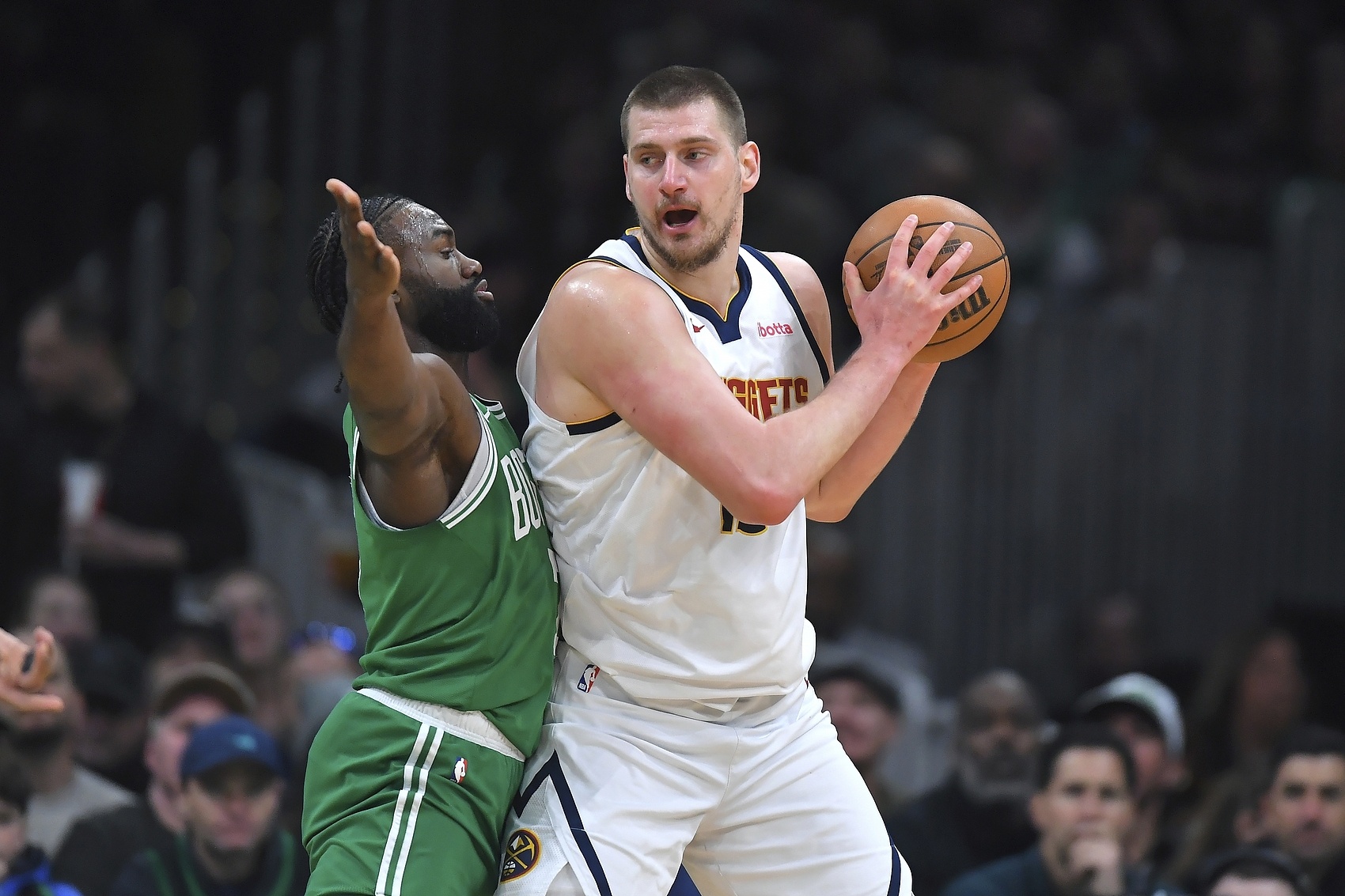 杰伦·布朗十年胜场数领跑NBA，约基奇紧随其后，哈登和哈里斯位列第五和第六