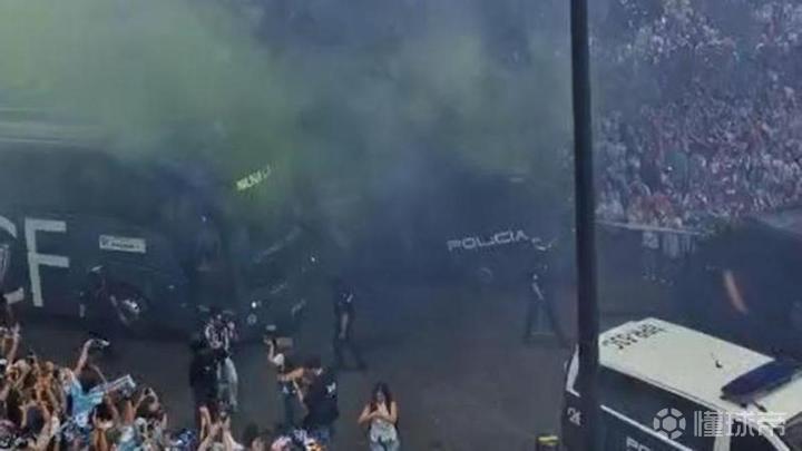 每体：马拉加球迷响应球队号召，在升级附加赛半决赛前造势