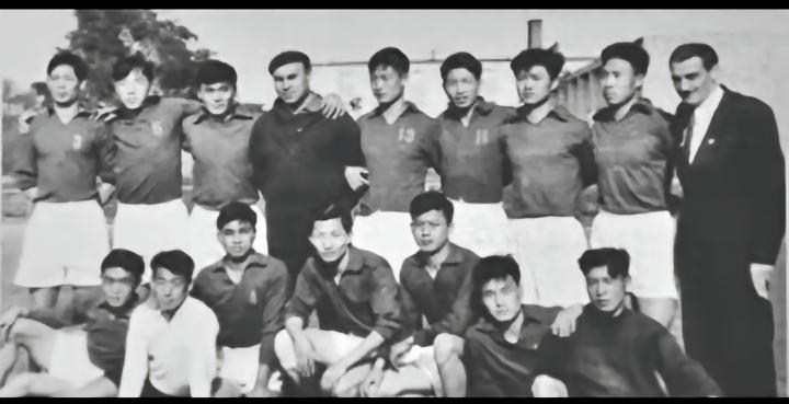 揭秘中国足球史：留洋球员的匈牙利之旅与1956年奥运退出之谜