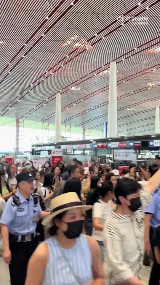 中国男篮沈阳机场邂逅赵雅芝，粉丝团反响热烈