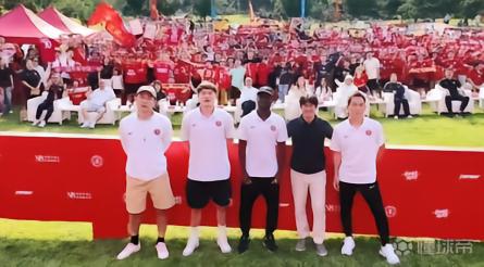 张岩在球星见面会上表白偶像诺伊尔