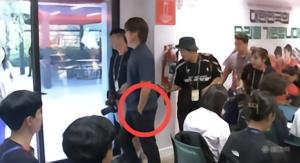 洪明甫辞职致歉举动引争议，离场姿态遭球迷质疑