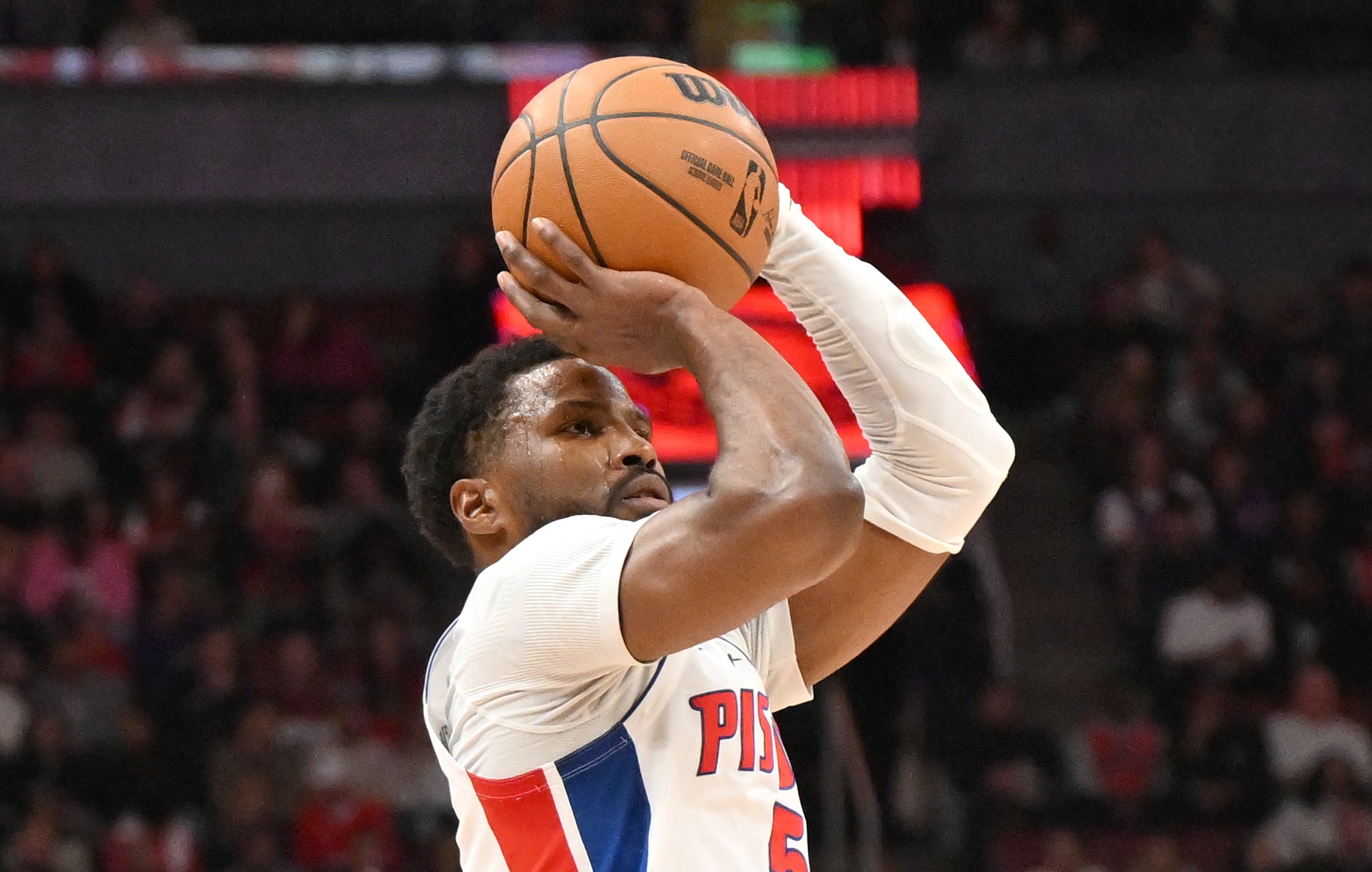 NBA球星比斯利涉嫌体育博彩操控遭联邦起诉，自首协商中
