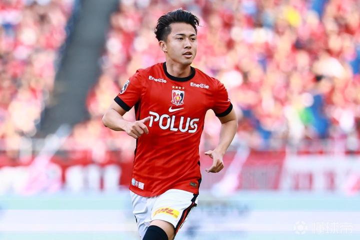 浦和红钻宣布27岁球员安部裕葵合同到期，重返巴萨