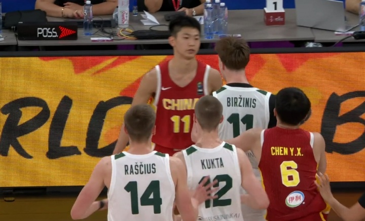 中国U17男篮激战立陶宛，对手表现急躁动作增多