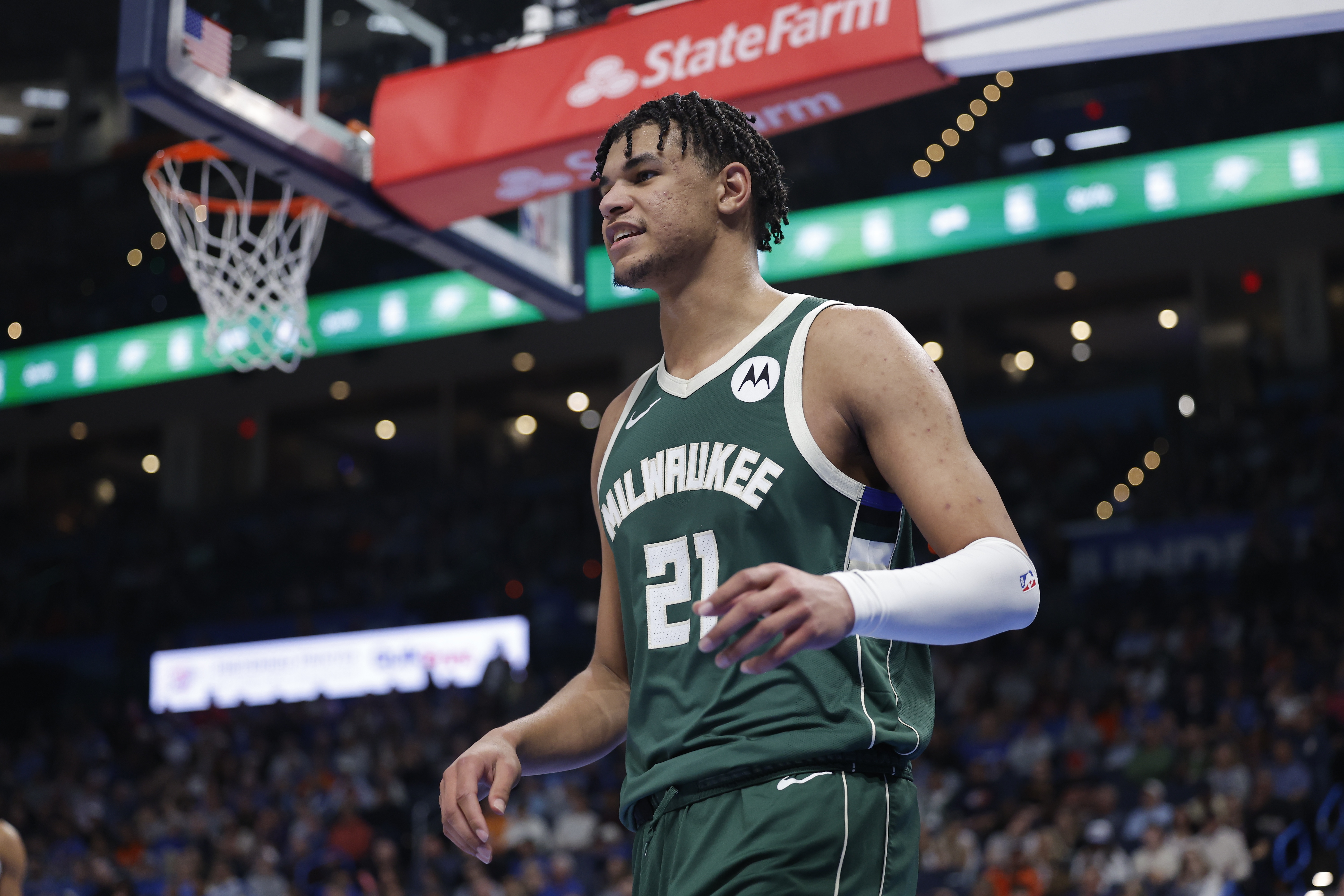 NBA球星吉昂与雄鹿续约，年薪1750万，上赛季表现亮眼
