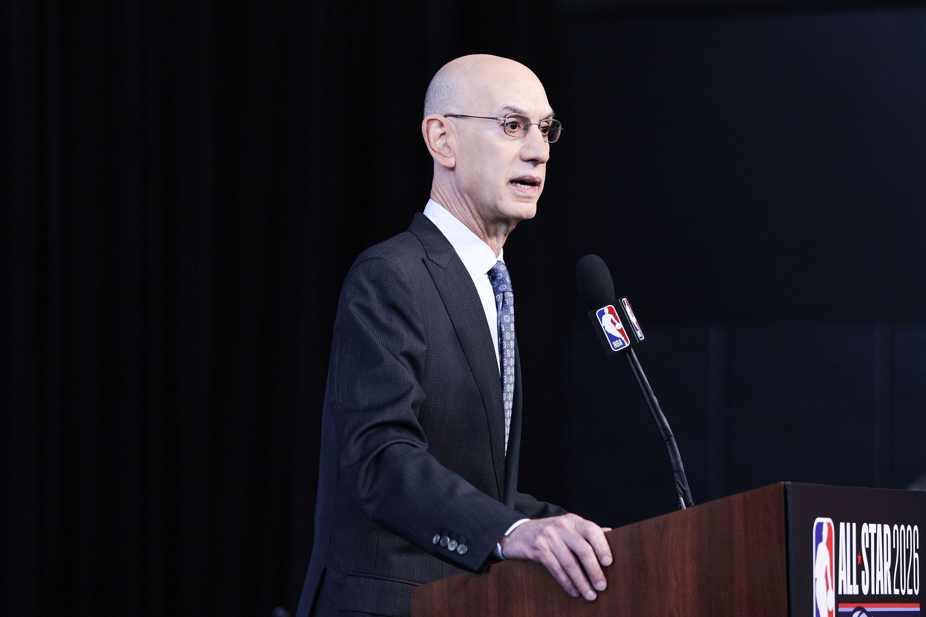 火箭记者指出：自由市场首日异常寂静，NBA打击违规接触或是主因